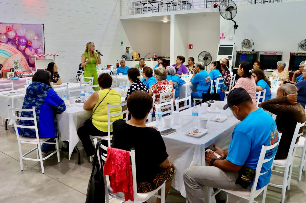 Escucha y atiende Carla Rivas a familias de la colonia UP