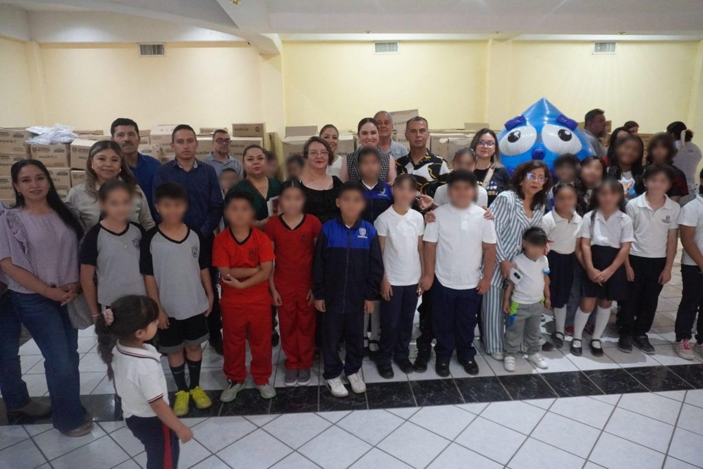 Yesenia Reyes entrega útiles escolares a 41 escuelas