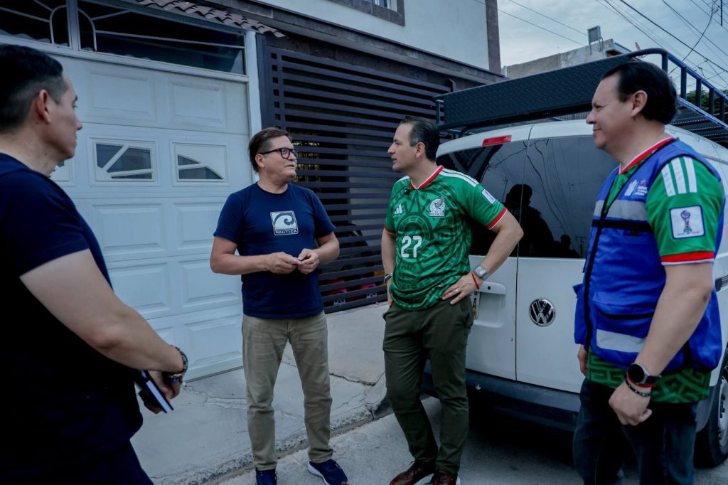 Recorre alcalde Cumbres del Sur para supervisar alumbrado