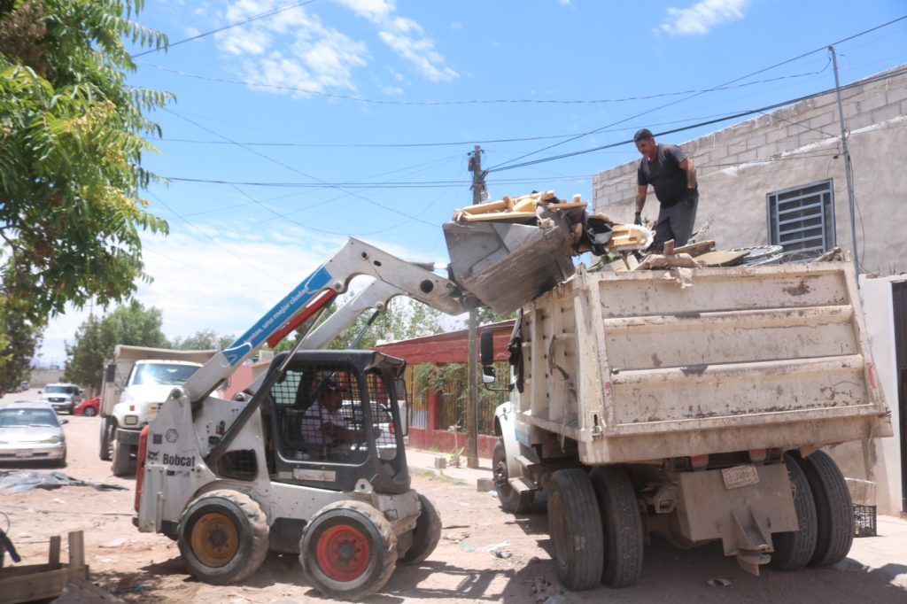 Retira Municipio 20 toneladas de basura y tiliches de vivienda