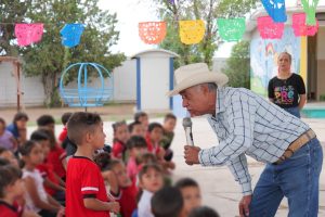 Diputado lleva útiles escolares a preescolares de Camargo