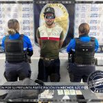 Cae sujeto con paquete con supuesto cristal en el centro