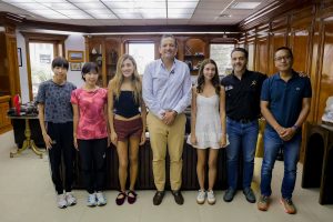 Se reúne alcalde con campeonas de marcha Alegna González y Ximena Serrano