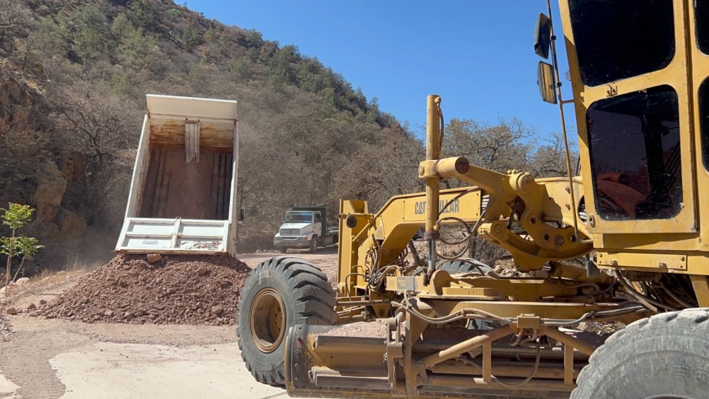 Ofrece Municipio servicio de horas máquina en zona rural