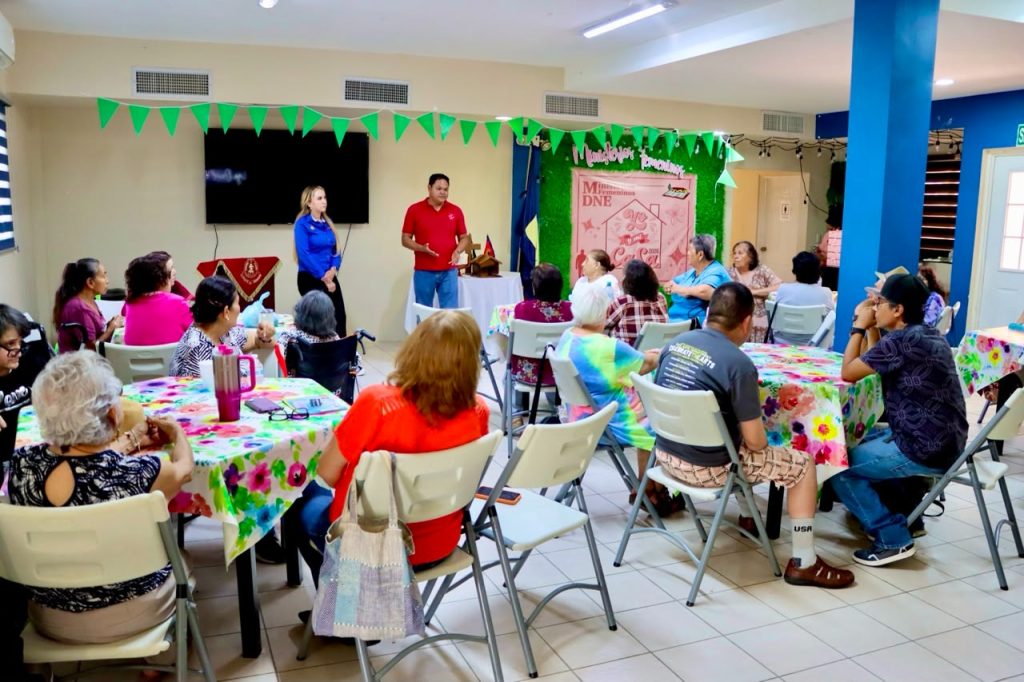 Convivió diputada con padres de familia de la Santa Rosa