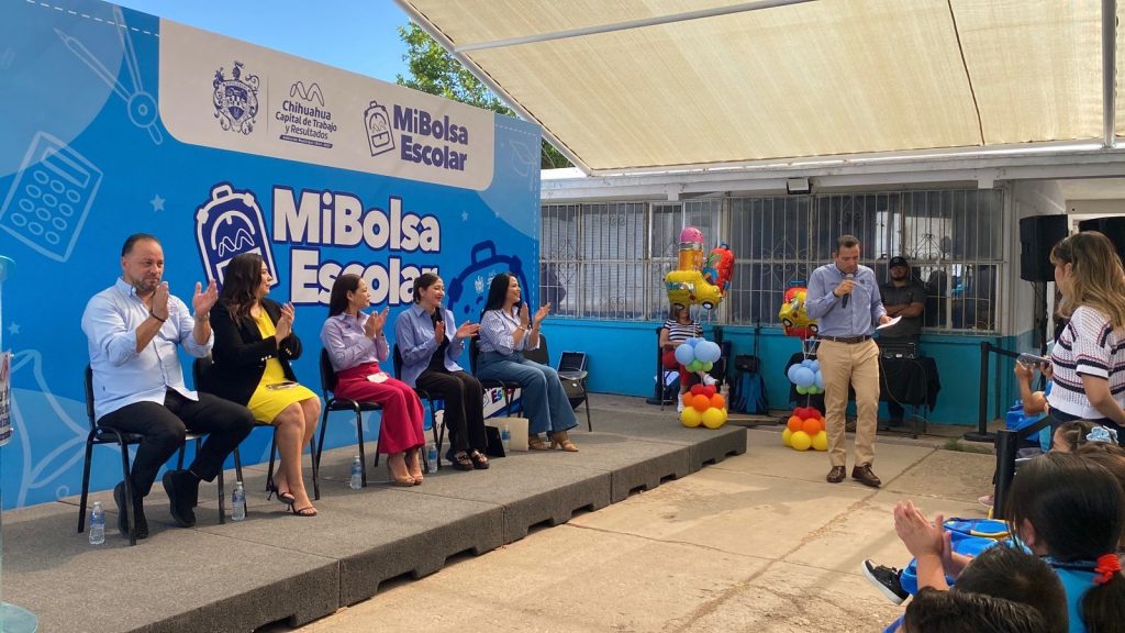 Entrega alcalde apoyo “Mi Bolsa Escolar” en escuela