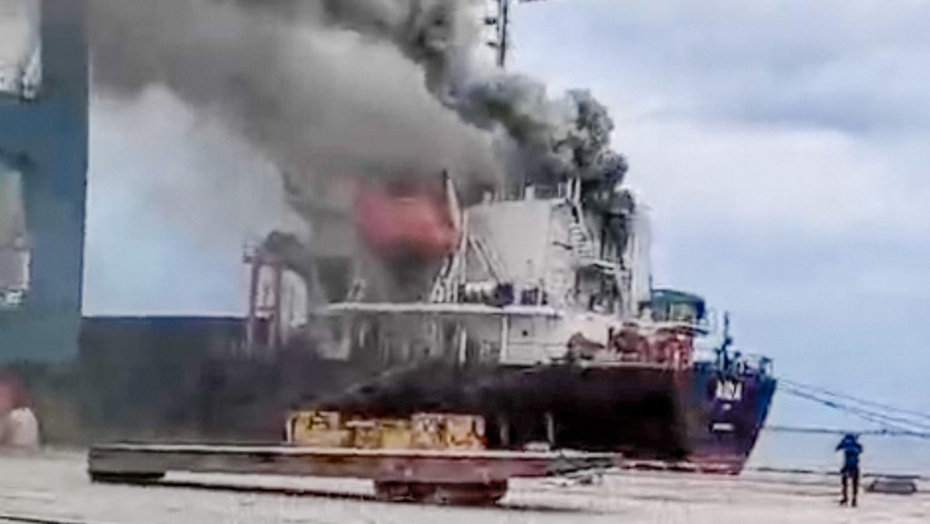 Rusia ataca tres buques de carga que transportaban material militar en puertos ucranianos