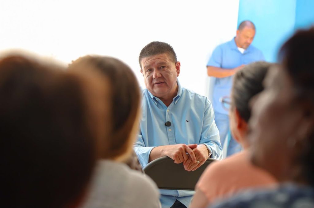 Jáuregui escucha necesidades de vecinos de la colonia Zootecnia