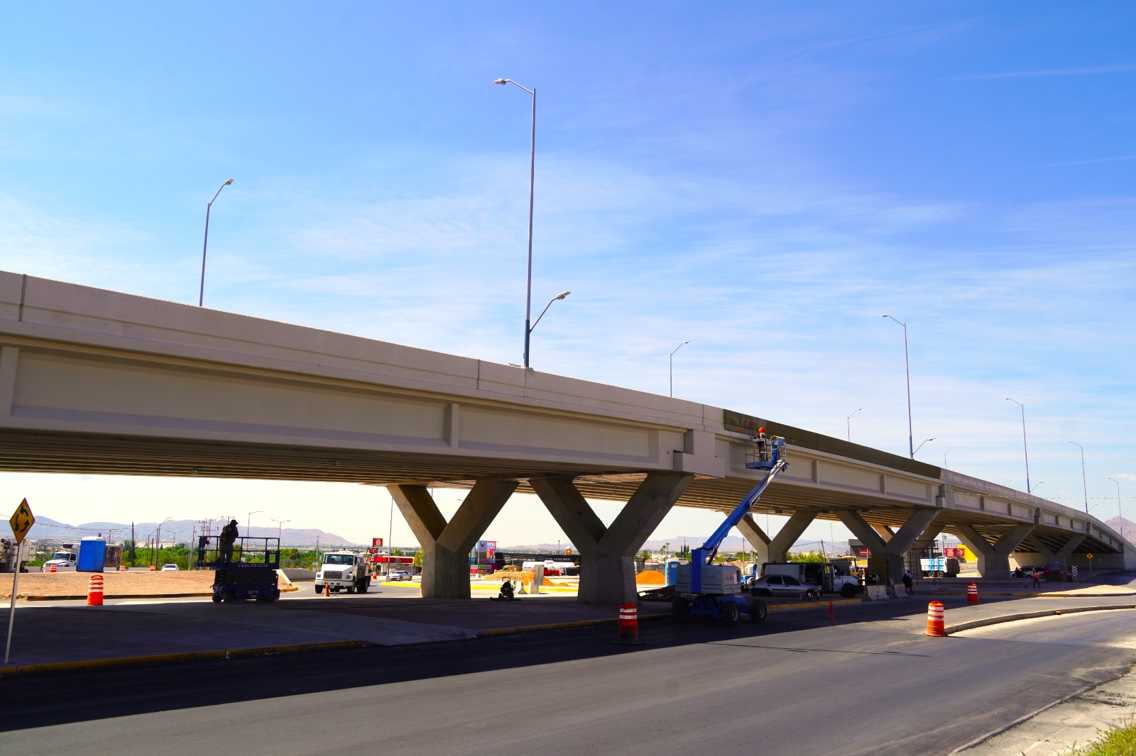 Ultiman detalles en puente de la avenida Fuerza Aérea