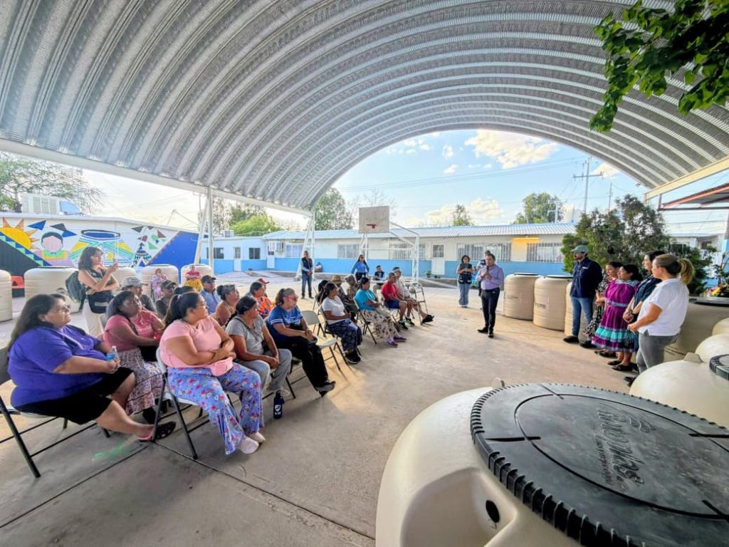 Entrega JMAS tinacos a comunidades indígenas de la capital