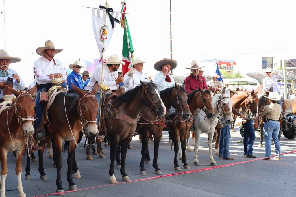 Desfila la Gran Cabalgata Villista por la ciudad
