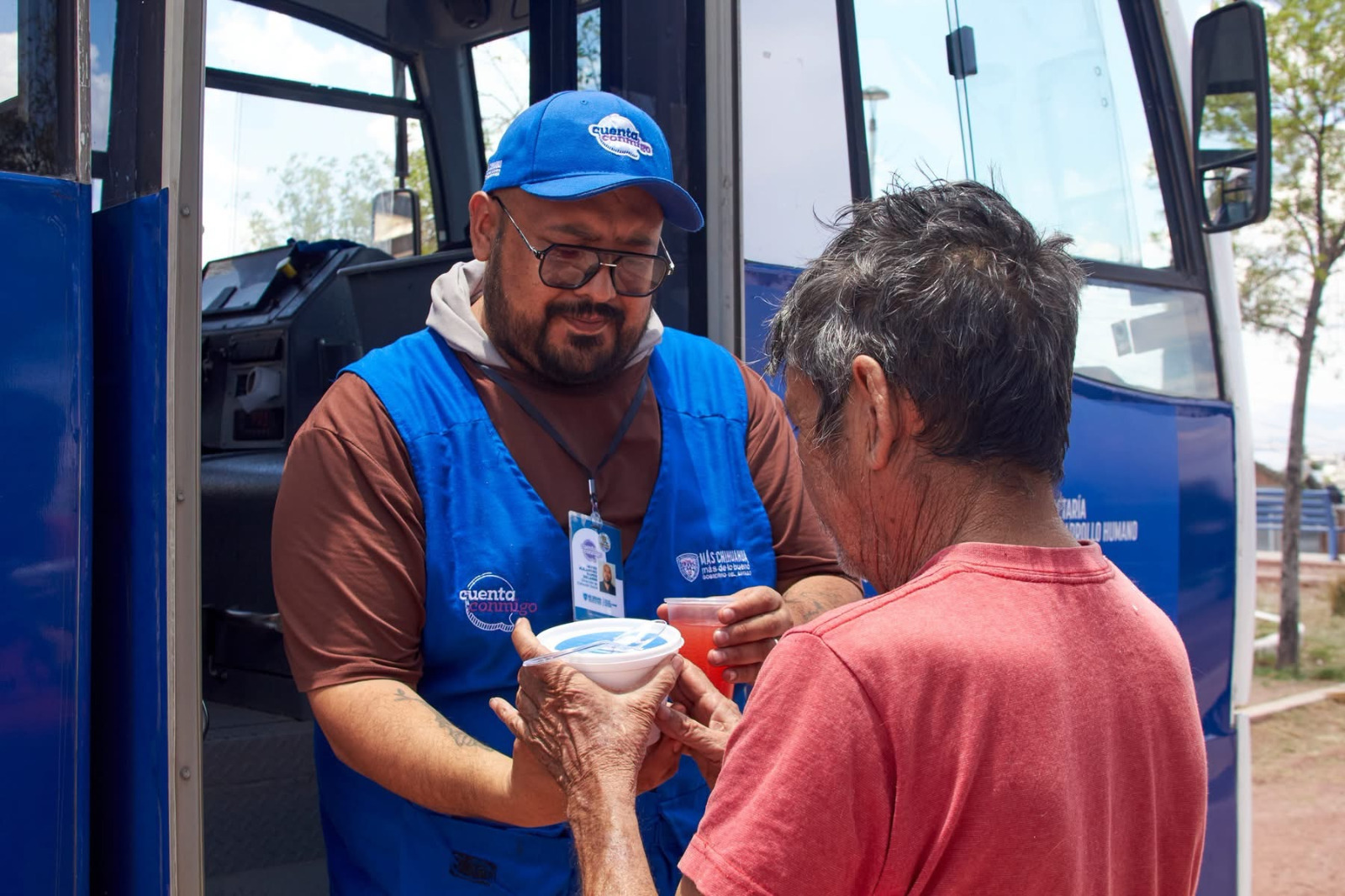 Entrega comedor móvil más de 280 platillos en la Rosario