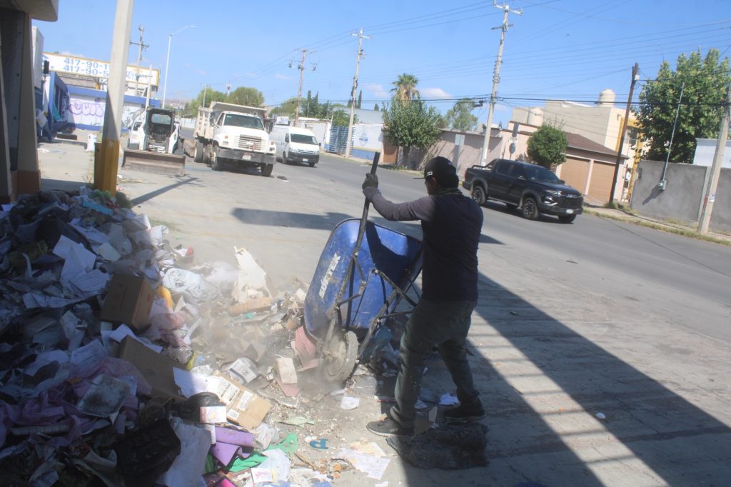 Retiran 5.8 toneladas de basura de local abandonado e incendiado
