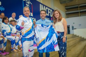 Entrega Municipio uniformes al equipo de Chihuahua