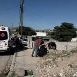 Rescatan policías municipales a mujer atrapada en zanja de 3 metros