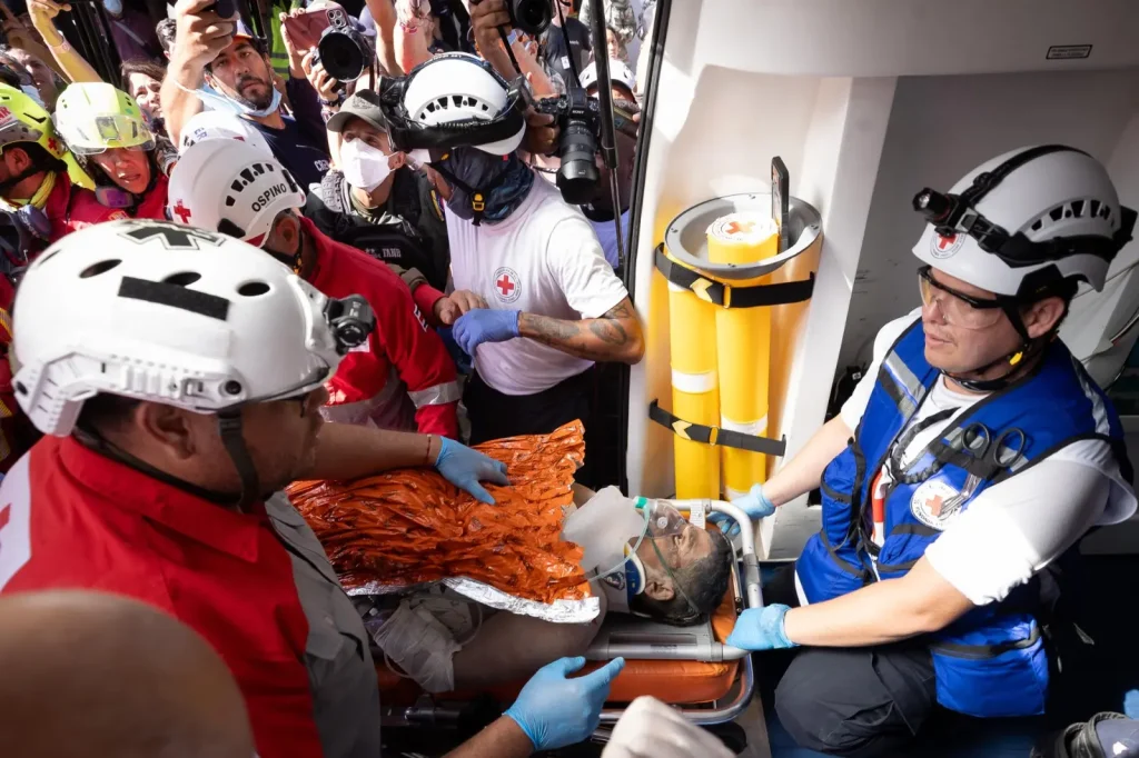 Rescatan a sobreviviente de terremotos tras permanecer más de 190 horas bajo escombros